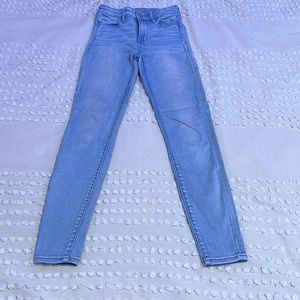 American Eagle Size 0 Light Wash Skinny Jeans